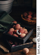 Delicious Lychee Fruits in Rustic Box. Стоковое фото, фотограф Всеволод Белоусов / Фотобанк Лори