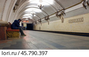 Платформа станции метро Арбатская Арбатско-Покровской линии Московского метрополитена. Редакционное фото, фотограф Александр Кузнецов / Фотобанк Лори