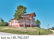 Historic wooden building with columns known as Trotsky house, Sviyazhsk, Russia (2024 год). Редакционное фото, фотограф Ирина Кононова / Фотобанк Лори