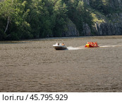 Южный Урал, Башкортостан, прогулочный катер на реке Нугуш. Southern Urals, Bashkortostan, pleasure boat on the Nugush River. (2024 год). Редакционное фото, фотограф Евгений Романов / Фотобанк Лори