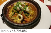 Tagine with seafood in a pottery Morocco. Стоковое видео, видеограф Михаил Коханчиков / Фотобанк Лори