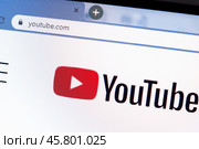 Экран ноутбука с открытым сайтом YouTube. Редакционное фото, фотограф Евгения Золкина / Фотобанк Лори