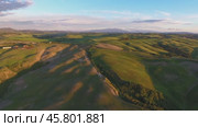 Tuscany aerial landscape of farmland hill country (2017 год). Стоковое видео, видеограф Михаил Коханчиков / Фотобанк Лори