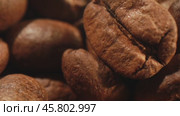 Coffee beans close-up. Стоковое видео, видеограф Андрей Армягов / Фотобанк Лори