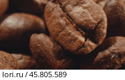 Coffee beans close-up. Стоковое видео, видеограф Андрей Армягов / Фотобанк Лори