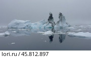Beautiful view of icebergs in Antarctica. Стоковое видео, видеограф Vladimir / Фотобанк Лори