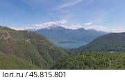 Aerial landscape on Como lake between mountains. Стоковое видео, видеограф Михаил Коханчиков / Фотобанк Лори