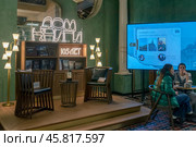 Зал с оформлением, посвящённом 105-летию «Дома книги». Дом компании «Зингер» на Невском проспекте. Санкт-Петербург. Редакционное фото, фотограф Румянцева Наталия / Фотобанк Лори