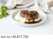 Мясные котлеты с  картофельным пюре и соусом. Стоковое AI-изображение, AI-художник Башкирова Анна / Фотобанк Лори