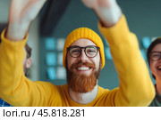 Крупный план мужчины с поднятыми руками. Счастливая команда празднует "дай пять", для баннера сотрудничества и командной работы. Стоковое AI-изображение, AI-художник Anna Leeva / Фотобанк Лори