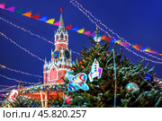 Спасская башня Кремля и Рождественские ели, Новый год, Москва (2019 год). Стоковое фото, фотограф Baturina Yuliya / Фотобанк Лори