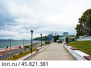 Московская набережная на берегу реки Волги. Город Чебоксары (2024 год). Редакционное фото, фотограф Макаров Алексей / Фотобанк Лори