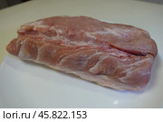 Сырой свиной карбонад на белой тарелке. Raw pork loin on a white plate. Стоковое фото, фотограф Юрий Пуликов / Фотобанк Лори