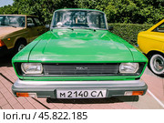 Vintage soviet Moskvitch 2140 SL car at retro show. AZLK M-2140SL auto in green colour (2023 год). Редакционное фото, фотограф Константин Григорьев / Фотобанк Лори