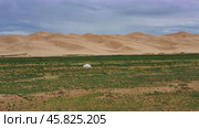 Sand dunes under cloudy sky in Gobi Desert. Стоковое видео, видеограф Михаил Коханчиков / Фотобанк Лори
