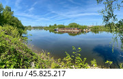 Панорама на реку Которосль со старым причалом и железнодорожным мостом вблизи храма Иоанна Предтечи в Ярославле (2024 год). Стоковое фото, фотограф Владимир Шипикин / Фотобанк Лори