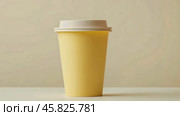 Blank yellow coffee paper cup with white lid mockup. Disposable paper tea cup isolated on yellow. Togo Cup packaging for design, logo, text. Hygienic cooking or home delivery concept. Banner, template. Стоковое AI-видео, аниматор Марина Демидюк / Фотобанк Лори