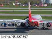 Посадка пассажиров в самолет Airbus A319-100 (RA-73212, авиакомпания "Россия")  на летном поле аэропорта Пулково  майским днем. Санкт-Петербург (2022 год). Редакционное фото, фотограф Виктор Карасев / Фотобанк Лори