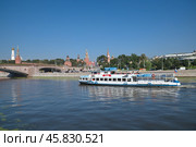 Летний вид на Москворецкую набережную, Московский Кремль и проплывающий прогулочный теплоход. Москва, Россия (2024 год). Редакционное фото, фотограф Елена Коромыслова / Фотобанк Лори