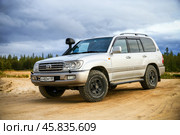 Toyota Land Cruiser 100 (2022 год). Редакционное фото, фотограф Art Konovalov / Фотобанк Лори