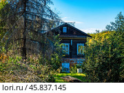 Большой, старый деревянный дом (усадьба Кочубеев) Редакционное фото, фотограф Илья Старков / Фотобанк Лори