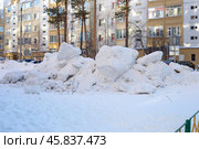 Snow drifts in the yards. Стоковое фото, фотограф Коханова Наталья / Фотобанк Лори