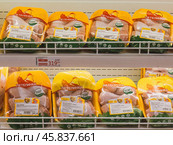 Сырые куриные голени в пластиковой упаковке на полке магазина. Бренд Петелинка. Редакционное фото, фотограф Константин Григорьев / Фотобанк Лори
