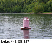 Красный буй на реке Уфа (Караидель), город Уфа, Башкирия (2019 год). Стоковое фото, фотограф Алексей Иванов / Фотобанк Лори