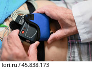 Крупный план процесса холтеровского мониторирования с установкой датчиков. Стоковое фото, фотограф Евгений Ковальский / Фотобанк Лори