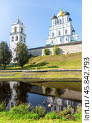 View of the medieval Pskov Kremlin (Krom) and the embankment of the Pskova river in summer day. Pskov, Russia (2024 год). Стоковое фото, фотограф FotograFF / Фотобанк Лори