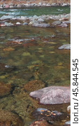 Vertical drone video of Altai river Kumir. Camera moves over water at a low altitude. Стоковое видео, видеограф Сергей Пристяжнюк (Serg Zastavkin) / Фотобанк Лори