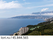 Никита, Россия - мая 30, 2024 - Вид на Ялту с мыса Мартьян. Стоковое фото, фотограф Валерий Гаврилюк / Фотобанк Лори