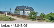 Charming countryside wooden residential house with fenced yard, Sviyazhsk, Russia (2024 год). Редакционное фото, фотограф Ирина Кононова / Фотобанк Лори