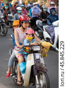Traffic in Ho Chi Minh City (Saigon), Vietnam (2015 год). Редакционное фото, фотограф Александр Подшивалов / Фотобанк Лори