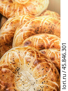 Uzbek Tajik Turkish traditional flatbreads, delicious oriental lavash bread Deliciously Freshly Baked Soft Bread Rolls with a Beautifully Golden and Crunchy Crust on Top. Стоковое фото, фотограф Владимир Разгуляев / Фотобанк Лори