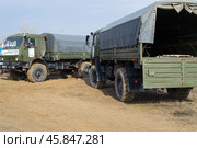 Учебный военный грузовик на двухосном шасси КАМАЗ 4350 4х4, принадлежащий автошколе города Волжский. Средняя Ахтуба, Волгоградская область, Россия (2020 год). Редакционное фото, фотограф Андрей Цыганков / Фотобанк Лори