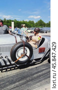 Retro cars in the pit lane. Start of the 1/8 mile race. Редакционное видео, видеограф Sergey Kohl / Фотобанк Лори