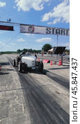 Retro cars in the pit lane. Start of the 1/8 mile race. Редакционное видео, видеограф Sergey Kohl / Фотобанк Лори