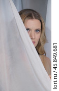 Vertical slow motion video of woman covered with white mesh fabric. A woman hides her face behind a veil cloth. Стоковое видео, видеограф Сергей Пристяжнюк (Serg Zastavkin) / Фотобанк Лори