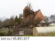 Кирха Нойхаузен посреди деревни (2024 год). Стоковое фото, фотограф Aleksandr Kovenant / Фотобанк Лори