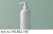 White cosmetic plastic bottle with pump packaging for cream, lotion, medicine, shampoo or liquid soap isolated on pastel pale green background. Blank skincare beauty product tube template. Empty jar. Стоковое AI-видео, аниматор Марина Демидюк / Фотобанк Лори
