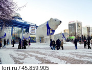 Город Тюмень. Фигура медведя Папа Миша возле здания цирка. Редакционное фото, фотограф Александр Тараканов / Фотобанк Лори