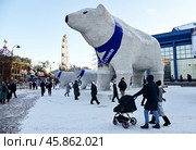 Город Тюмень. Фигура медведя Папа Миша возле здания цирка. Редакционное фото, фотограф Александр Тараканов / Фотобанк Лори