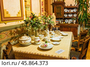 Обеденный стол в старинной, роскошной усадьбе. Редакционное фото, фотограф Илья Старков / Фотобанк Лори