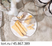 Кусочки сыра нарезанные на доске, вид сверху. Стоковое фото, фотограф Гришина Ольга / Фотобанк Лори