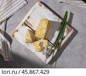 Вид сверху сыра на доске на столе. Стоковое фото, фотограф Гришина Ольга / Фотобанк Лори
