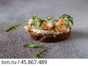 Вкусный бутерброд с мягким сыром и креветками. Стоковое фото, фотограф Гришина Ольга / Фотобанк Лори