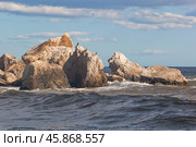 Морской пейзаж с Крабьим островом у мыса Хыс-Куле-Бурун в курортном городе Судаке, Крым, Россия (2023 год). Стоковое фото, фотограф Николай Мухорин / Фотобанк Лори