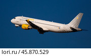 Vueling airbus EC-JGM soaring from El Prat Airport (2020 год). Редакционное фото, фотограф Яков Филимонов / Фотобанк Лори