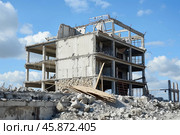 Demolition of an abandoned concrete building under a blue sky. Стоковое AI-изображение, AI-художник Иван Рябоконь / Фотобанк Лори